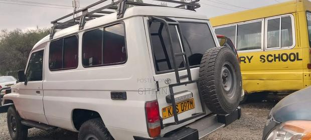 Toyota Land Cruiser 2004 White