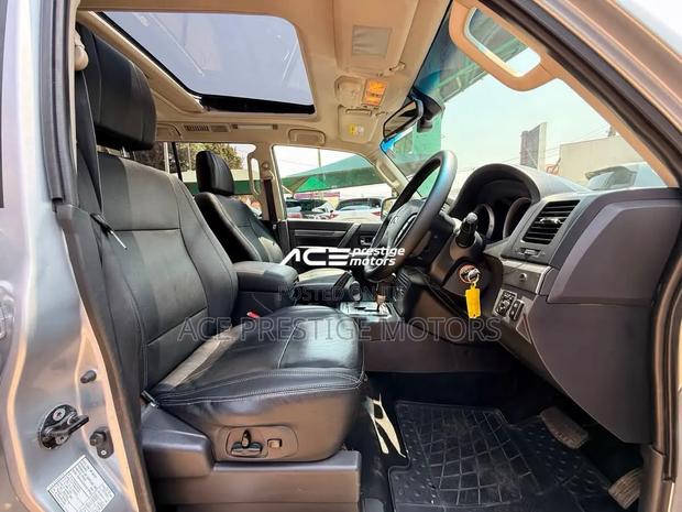 Mitsubishi Pajero 2018 Silver