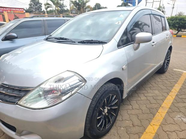 Nissan Tiida 2011 Silver