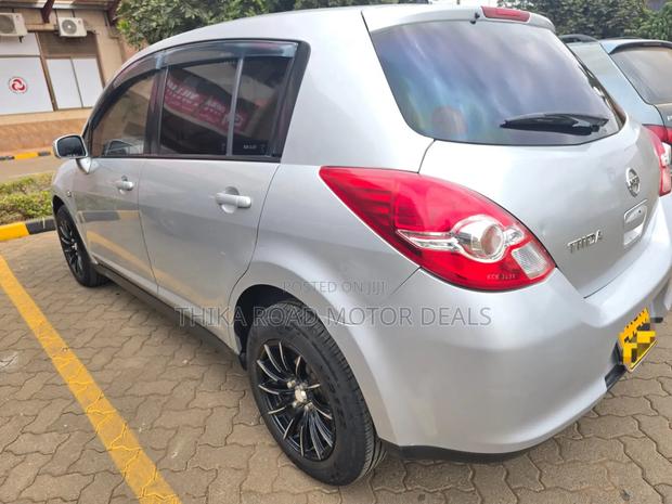 Nissan Tiida 2011 Silver