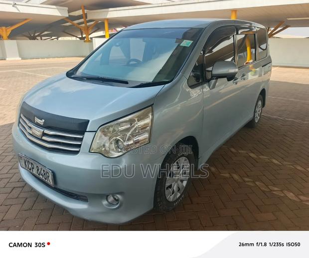 Toyota Noah 2011 Blue