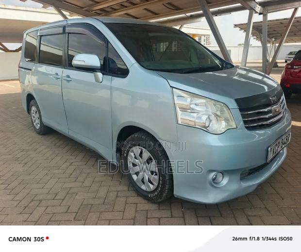 Toyota Noah 2011 Blue