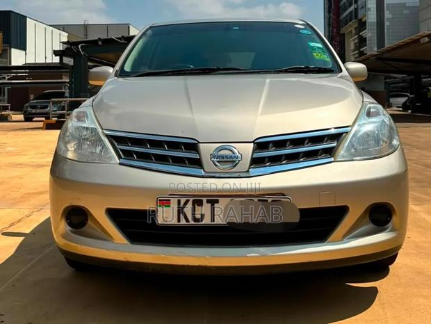 Nissan Tiida 2012 Gold