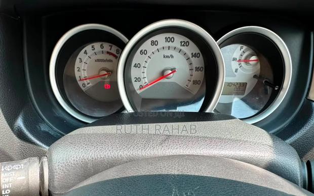 Nissan Tiida 2012 Gold