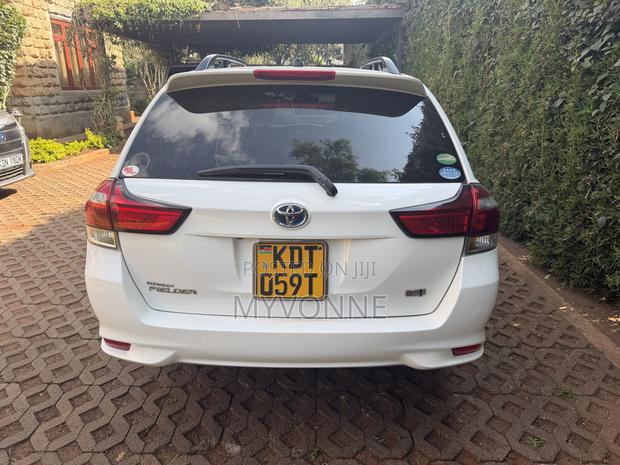 Toyota Corolla Fielder 1.5 Hybrid FWD 2018 White