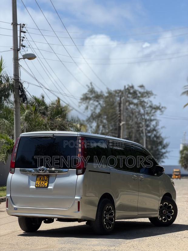 Toyota Noah 2015 Silver