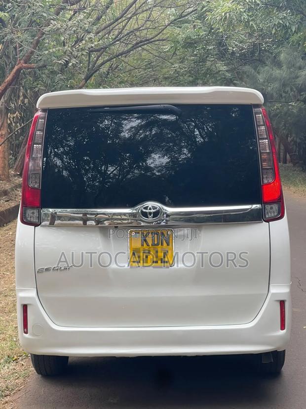 Toyota Esquire 2016 White