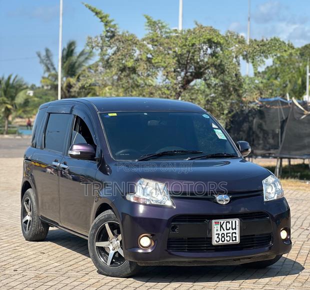 Toyota Sienta 2011 Purple