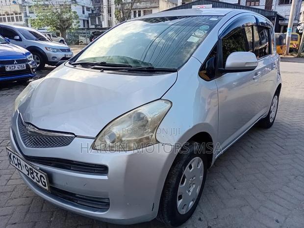 Toyota Ractis 2010 Silver