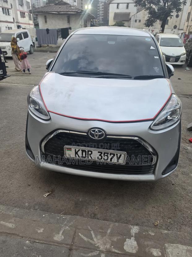 Toyota Sienta 2019 Silver