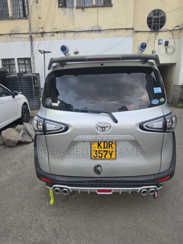 Toyota Sienta 2019 Silver