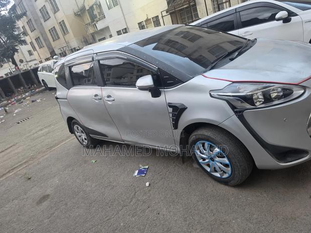 Toyota Sienta 2019 Silver