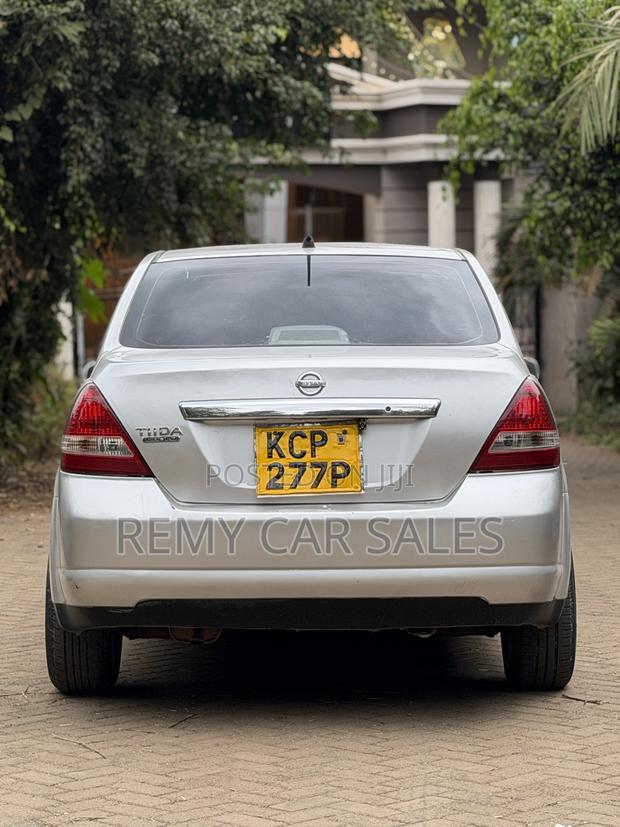 Nissan Tiida 2010 Silver