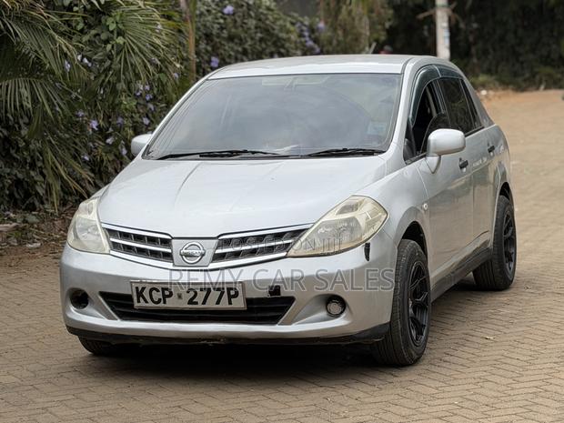 Nissan Tiida 2010 Silver