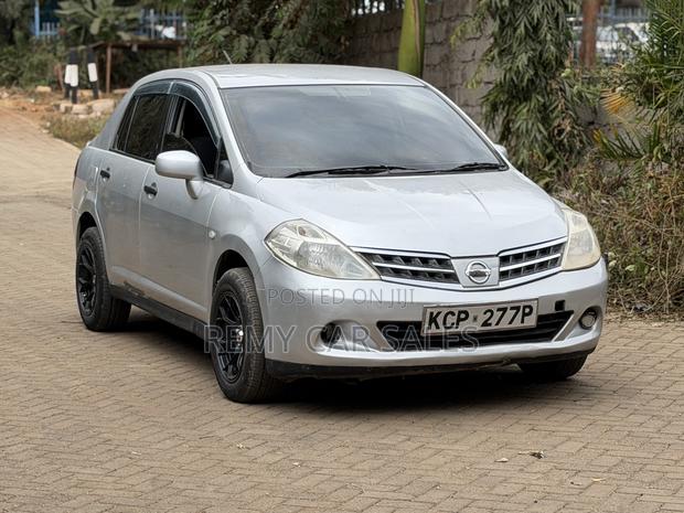 Nissan Tiida 2010 Silver