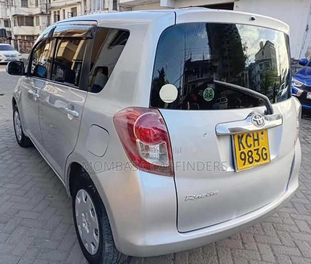 Toyota Ractis 2010 Silver