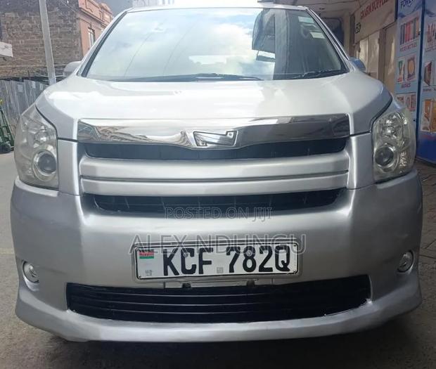 Toyota Noah 2009 Silver
