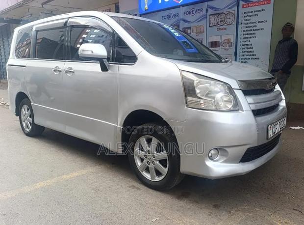Toyota Noah 2009 Silver