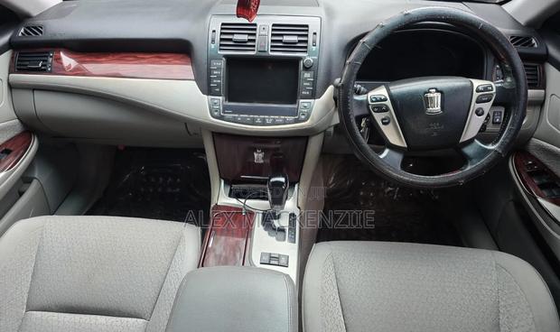 Toyota Crown 2010 Black
