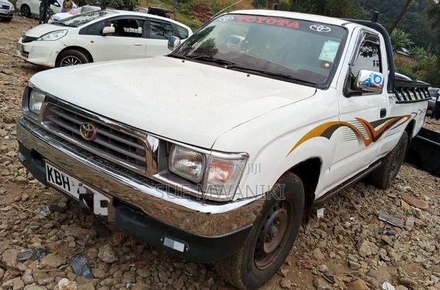 Toyota Hilux 2003 White