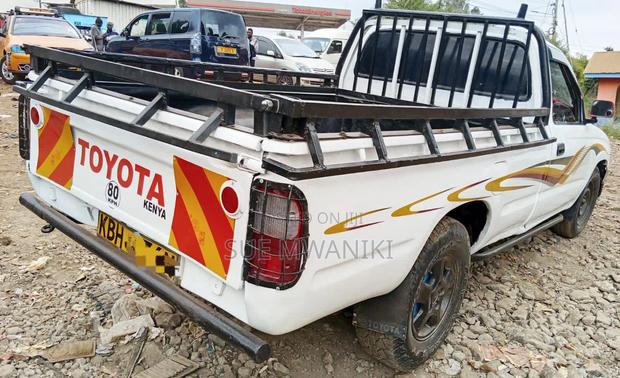 Toyota Hilux 2003 White