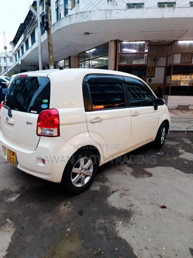 Toyota Porte 2015 Beige