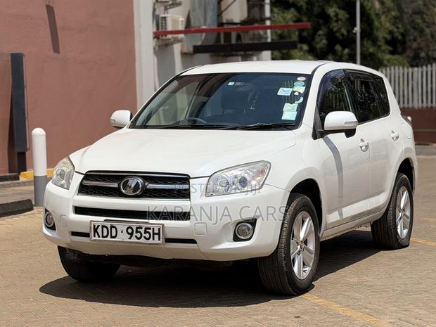 Toyota RAV4 LE 4dr SUV (2.5L 4cyl 6A) 2014 White