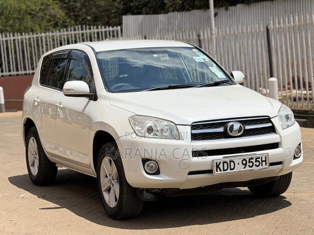 Toyota RAV4 LE 4dr SUV (2.5L 4cyl 6A) 2014 White