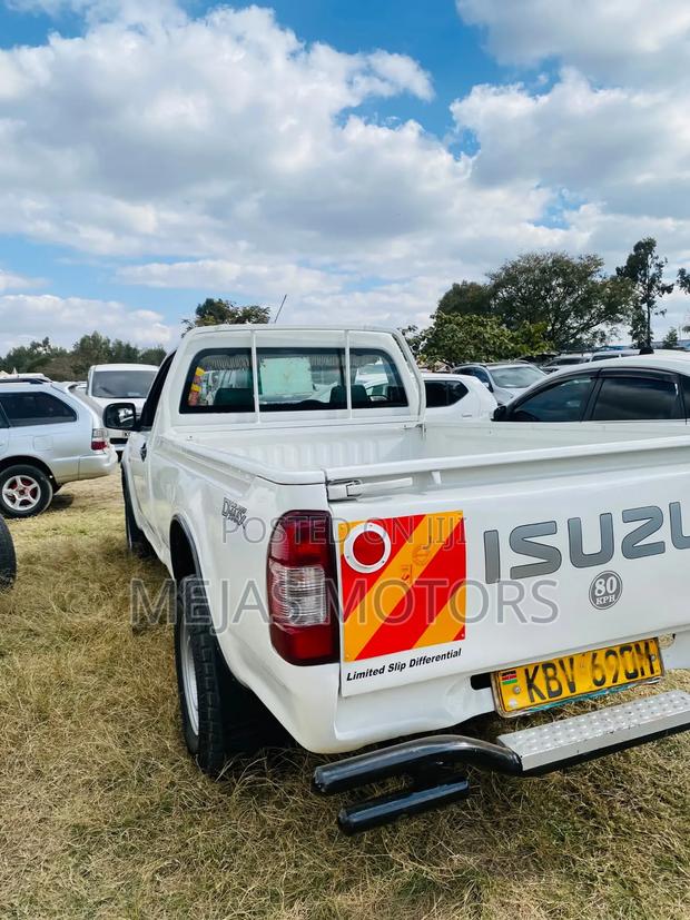 Isuzu D-MAX 2012 White