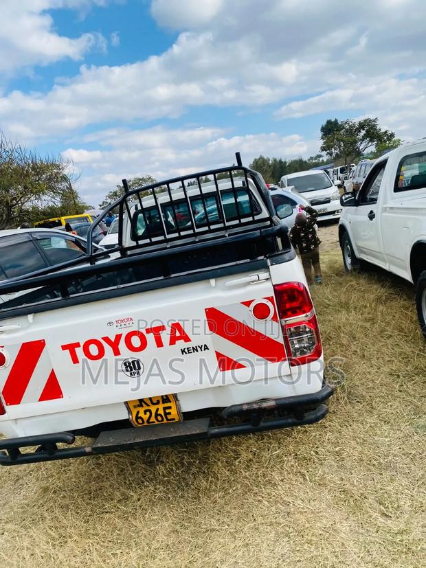 Toyota Hilux 2014 White