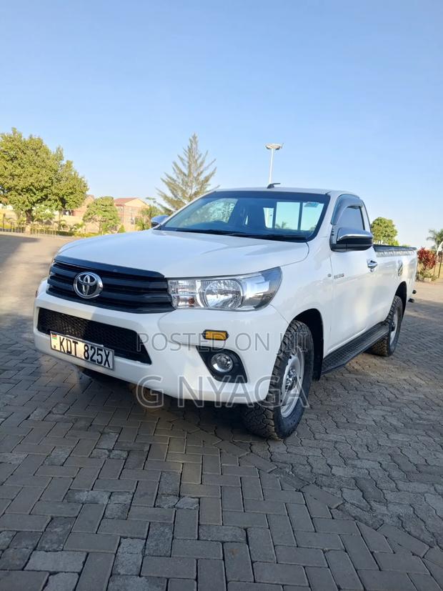 Toyota Hilux 2025 White