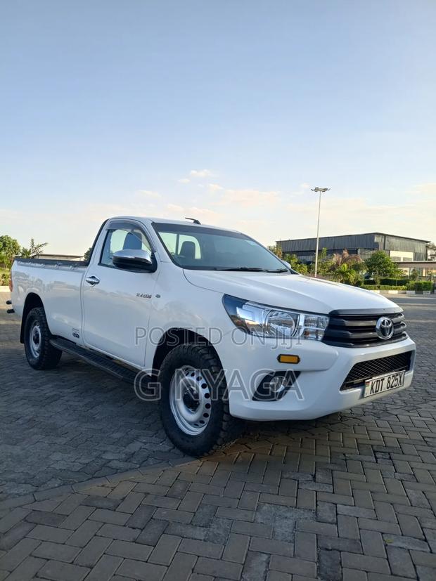 Toyota Hilux 2025 White