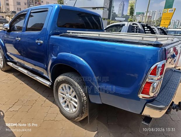 Toyota Hilux 2014 Blue