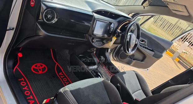 Toyota Vitz 2017 Silver