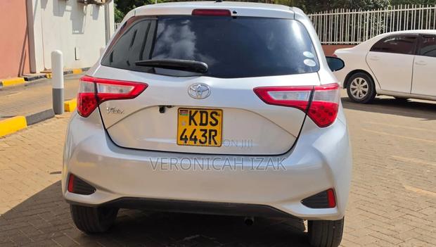 Toyota Vitz 2017 Silver