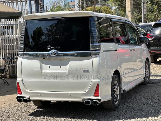 Toyota Voxy Hybrid ZS Kirameki II 2WD 7-Seater 2019 Pearl