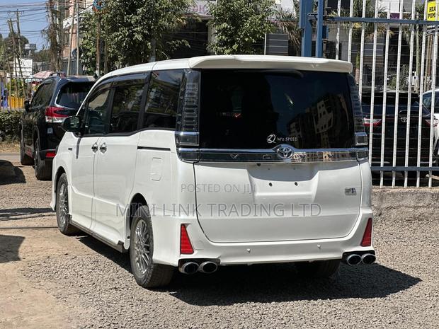 Toyota Voxy Hybrid ZS Kirameki II 2WD 7-Seater 2019 Pearl