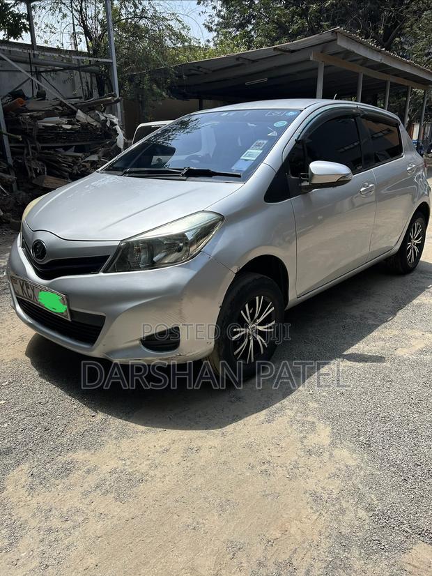 Toyota Vitz 2012 Silver