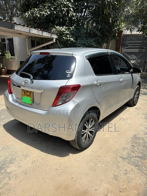 Toyota Vitz 2012 Silver