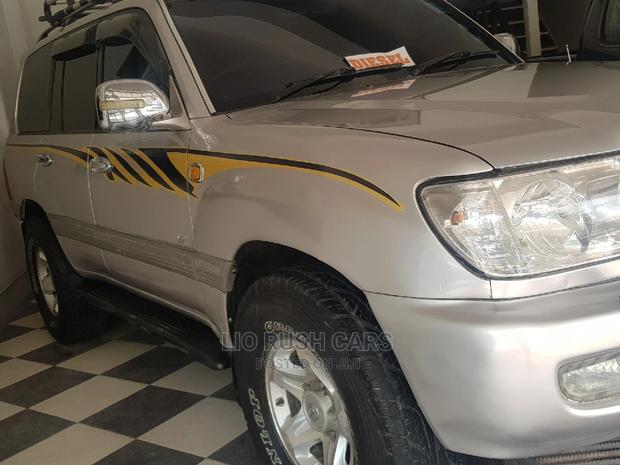 White 2004 Toyota Land Cruiser - Exceptional Vehicle