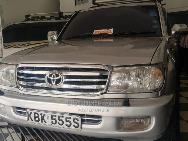 White 2004 Toyota Land Cruiser - Exceptional Vehicle