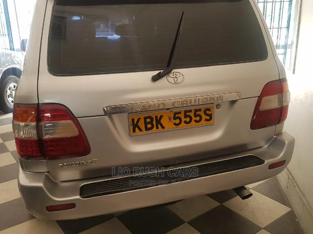 White 2004 Toyota Land Cruiser - Exceptional Vehicle