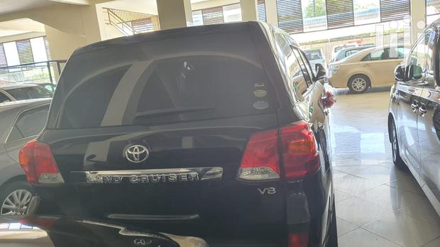 2012 Toyota Land Cruiser Black: High-End SUV for Sale