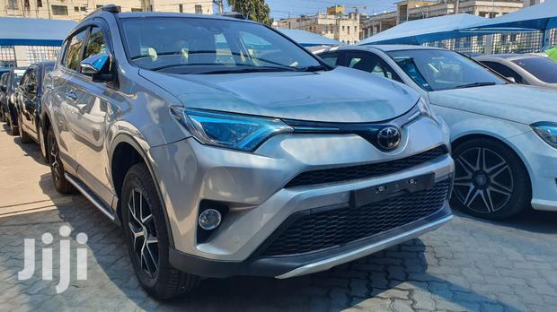 2019 Toyota RAV4 Silver - The Ultimate SUV for the Modern Family