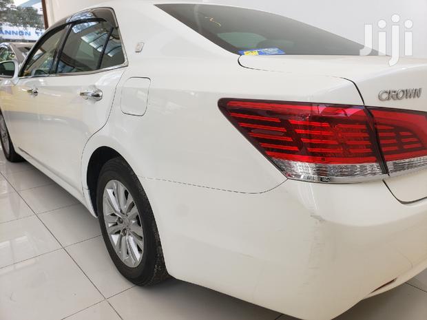 2015 Toyota Crown in White: Exquisite Style, Advanced Technology