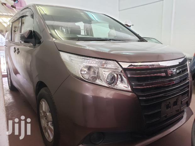 2015 Toyota Noah Gold Minivan - Excellent Condition