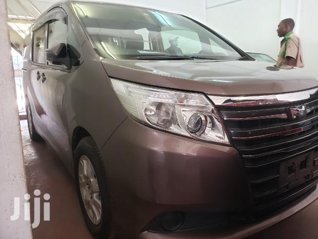 2015 Toyota Noah Gold Minivan - Excellent Condition