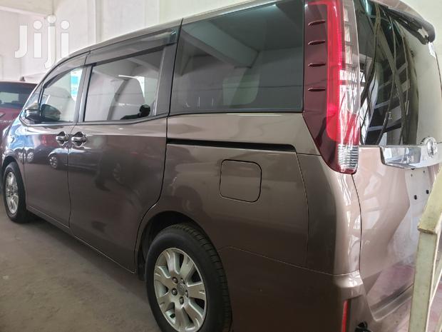2015 Toyota Noah Gold Minivan - Excellent Condition