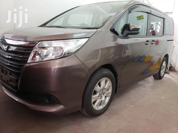 2015 Toyota Noah Gold Minivan - Excellent Condition