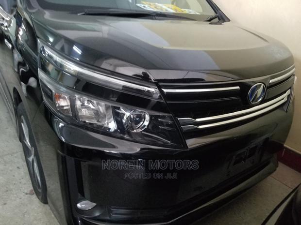 New 2015 Toyota Voxy Black: Premium MPV Offer
